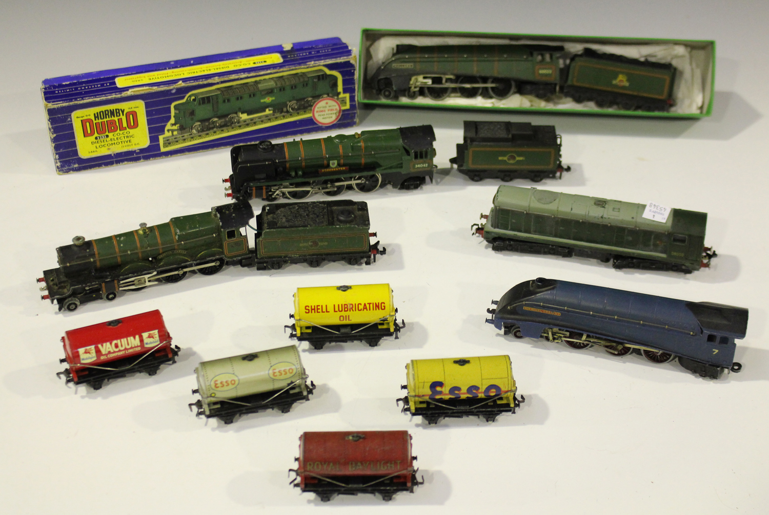 A collection of Hornby Dublo three-rail and two-rail items, including an EDG19 tank goods set, an - Image 2 of 3
