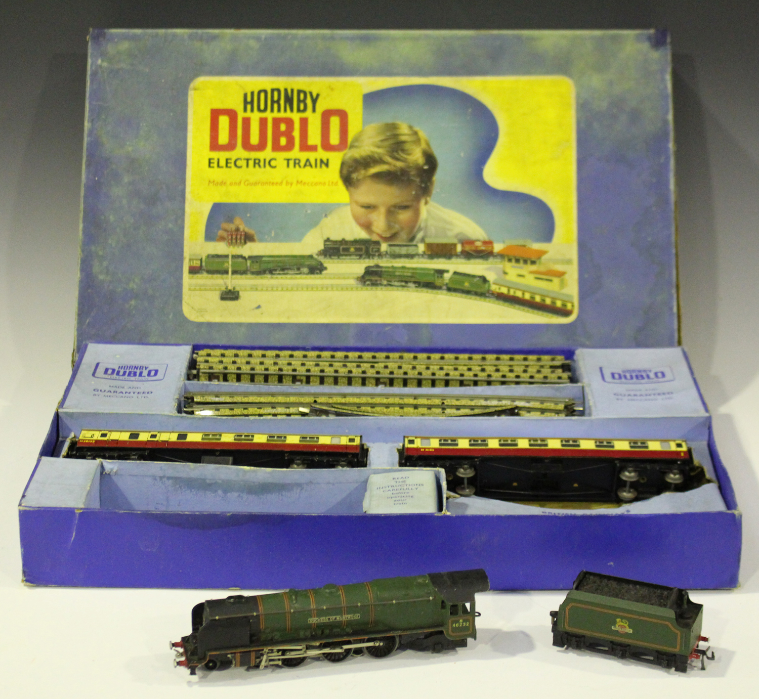 A collection of Hornby Dublo three-rail and two-rail items, including an EDG19 tank goods set, an - Image 3 of 3