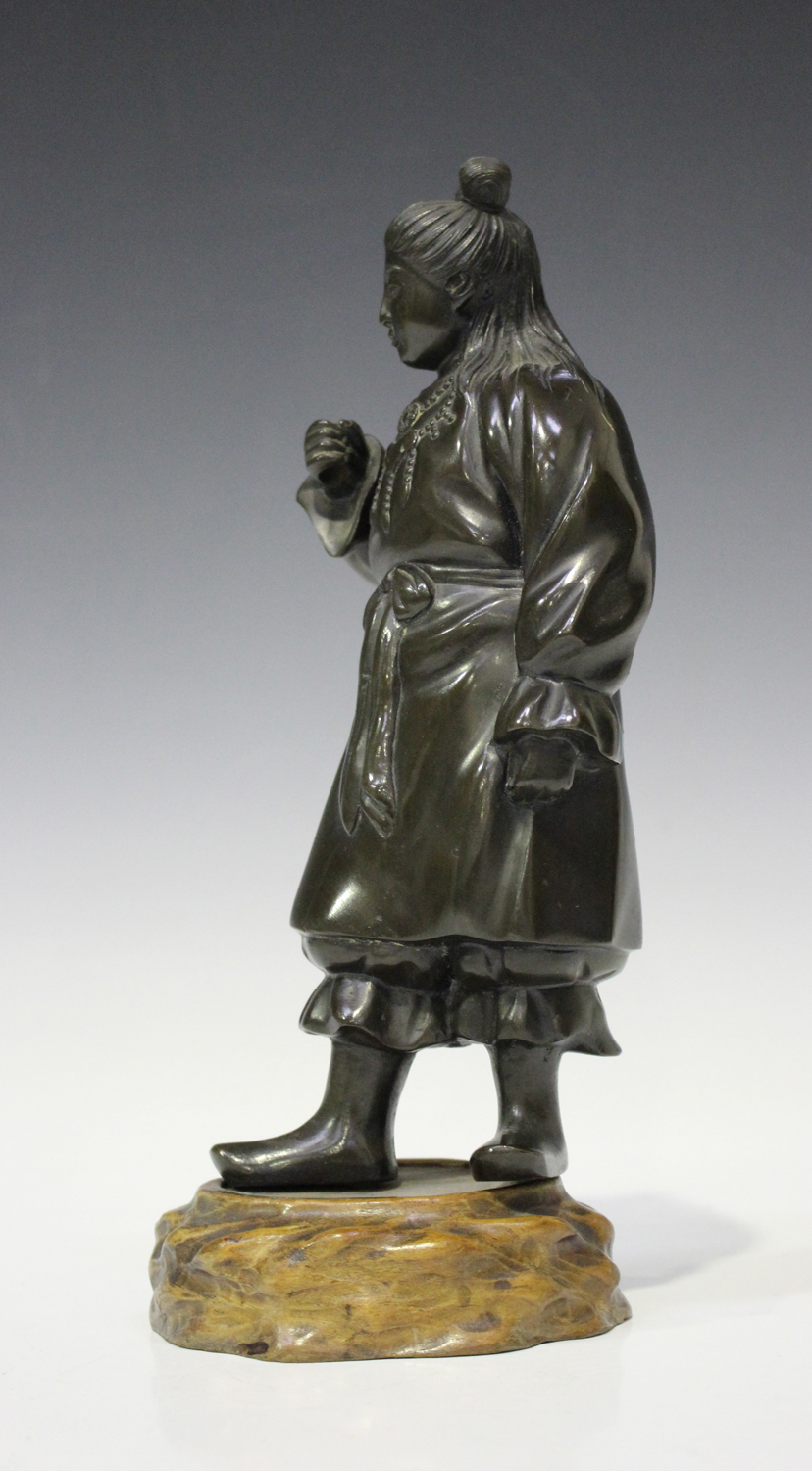 A Japanese brown patinated bronze figure of a woman, Meiji/Taisho period, modelled standing, wearing - Image 4 of 6