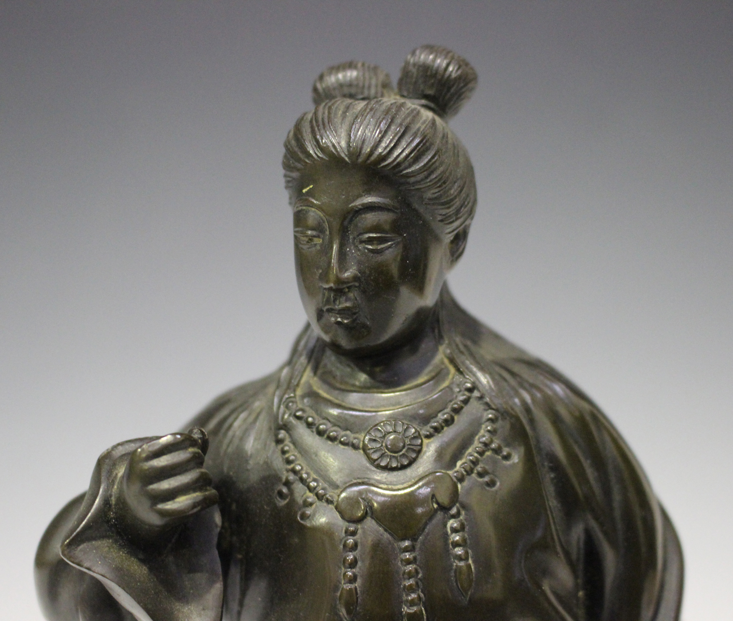 A Japanese brown patinated bronze figure of a woman, Meiji/Taisho period, modelled standing, wearing - Image 3 of 6