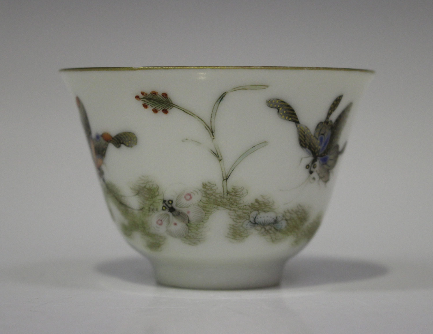 A Chinese porcelain wine cup, mark and period of Xianfeng, the exterior painted with five - Image 7 of 7