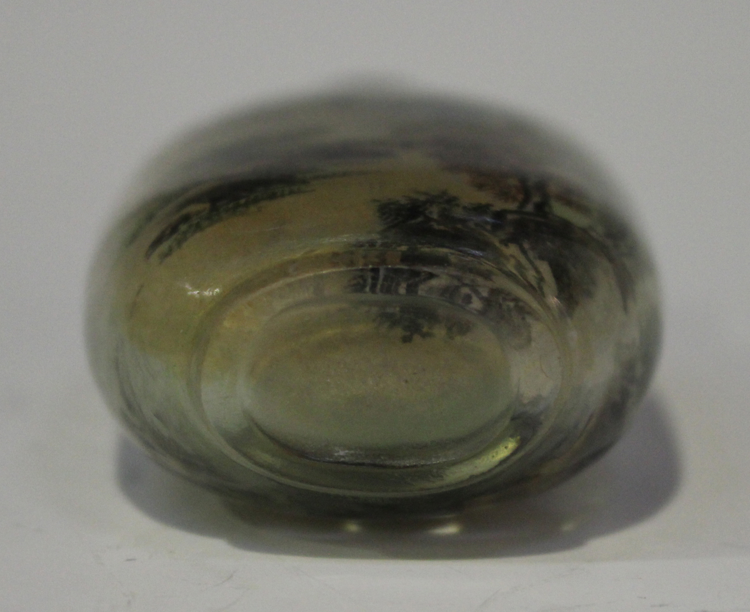 A Chinese inside painted glass snuff bottle, 20th century, of flattened ovoid form, painted with a - Image 3 of 6