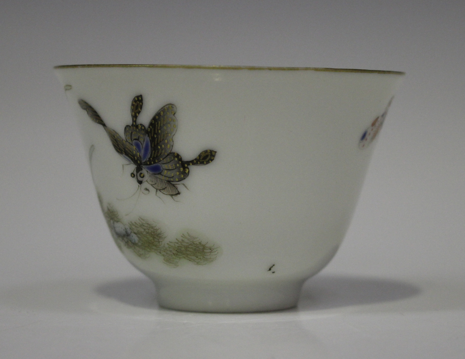 A Chinese porcelain wine cup, mark and period of Xianfeng, the exterior painted with five - Image 6 of 7