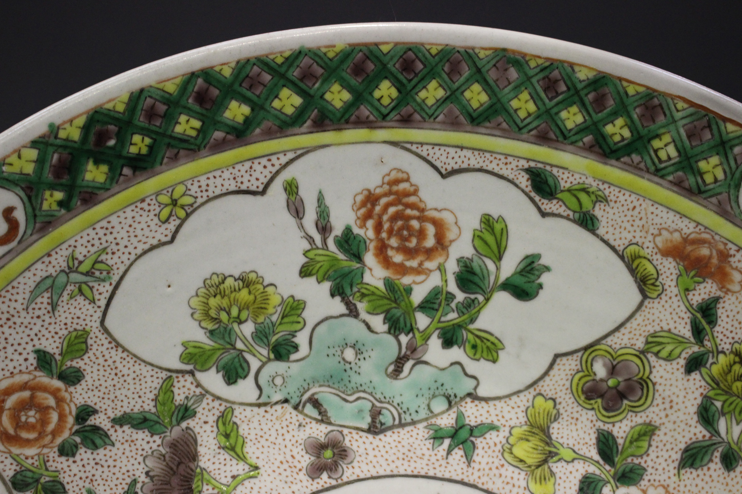 A Chinese famille verte porcelain circular dish, late 19th/early 20th century, painted with panels - Image 3 of 3