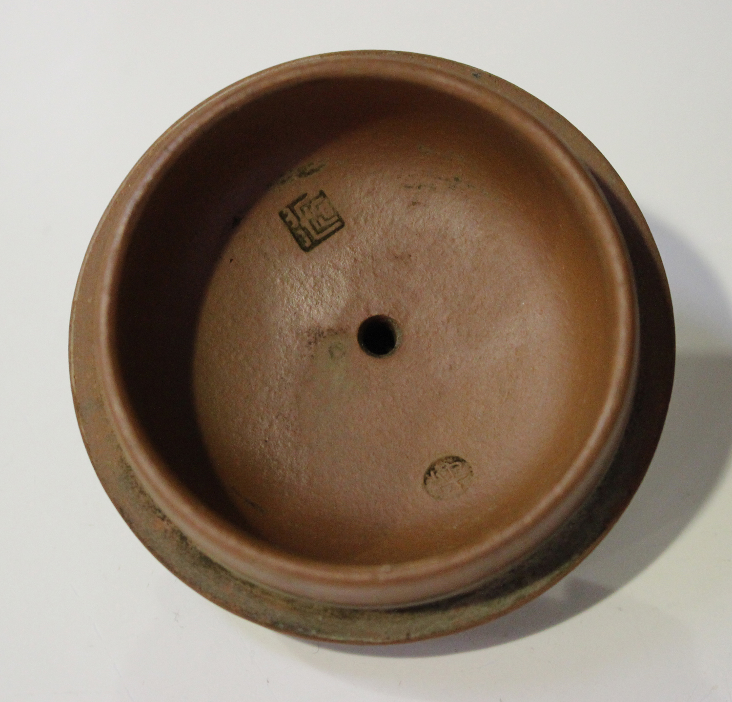 A Chinese Yixing stoneware teapot and cover, late 19th/early 20th century, the squat circular body - Image 3 of 7