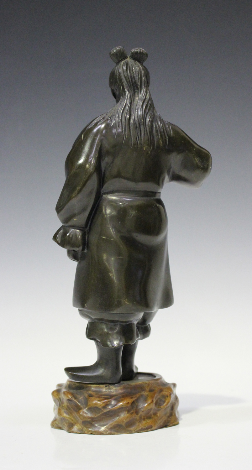 A Japanese brown patinated bronze figure of a woman, Meiji/Taisho period, modelled standing, wearing - Image 5 of 6