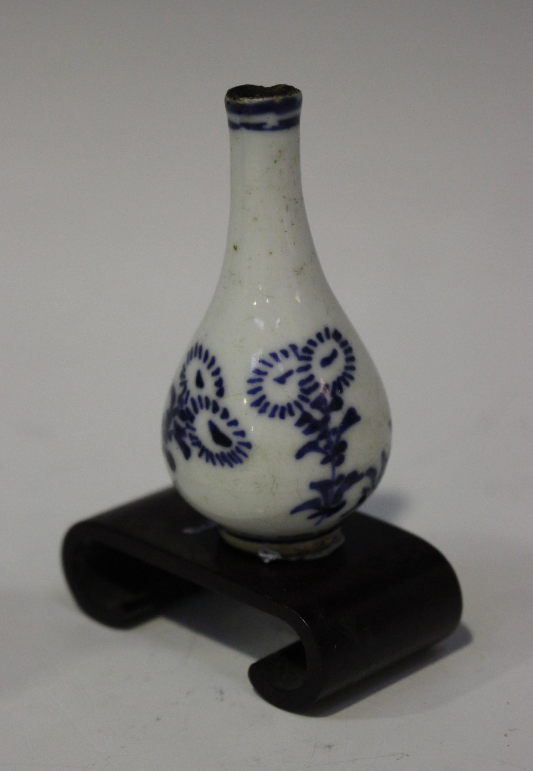 A Chinese 'clobbered' blue and white porcelain diminutive vase, Kangxi period and later, the lobed - Image 2 of 7