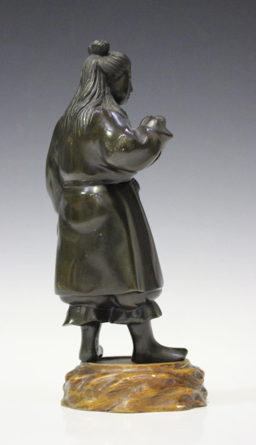 A Japanese brown patinated bronze figure of a woman, Meiji/Taisho period, modelled standing, wearing - Image 6 of 6