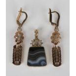 A 9ct gold mounted varicoloured agate twin sided pendant with a cased scroll surmount, length 3.2cm,