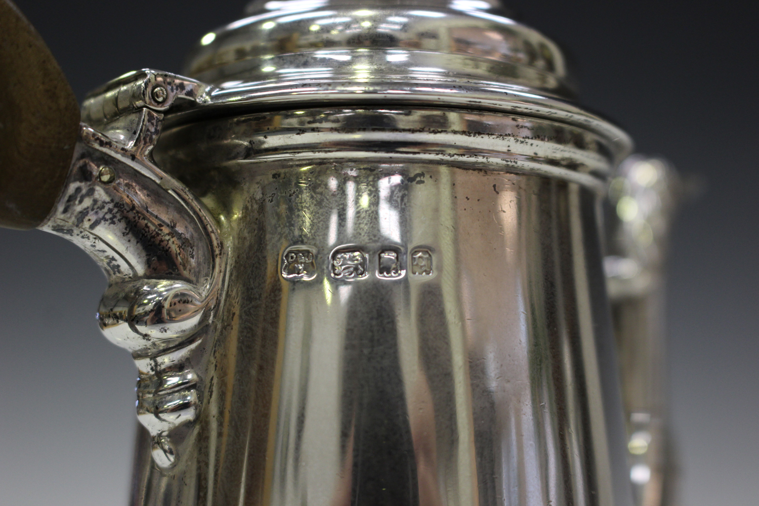 A George V silver coffee pot of tapered cylindrical form, the domed hinged lid with turned finial - Image 2 of 2