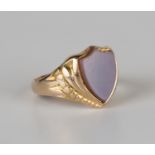 A Victorian 15ct gold and sardonyx signet ring, mounted with a shield shaped sardonyx between