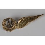 A 9ct gold Royal Air Force navigator's brevet wing sweetheart brooch, Birmingham 1979, width 5cm.