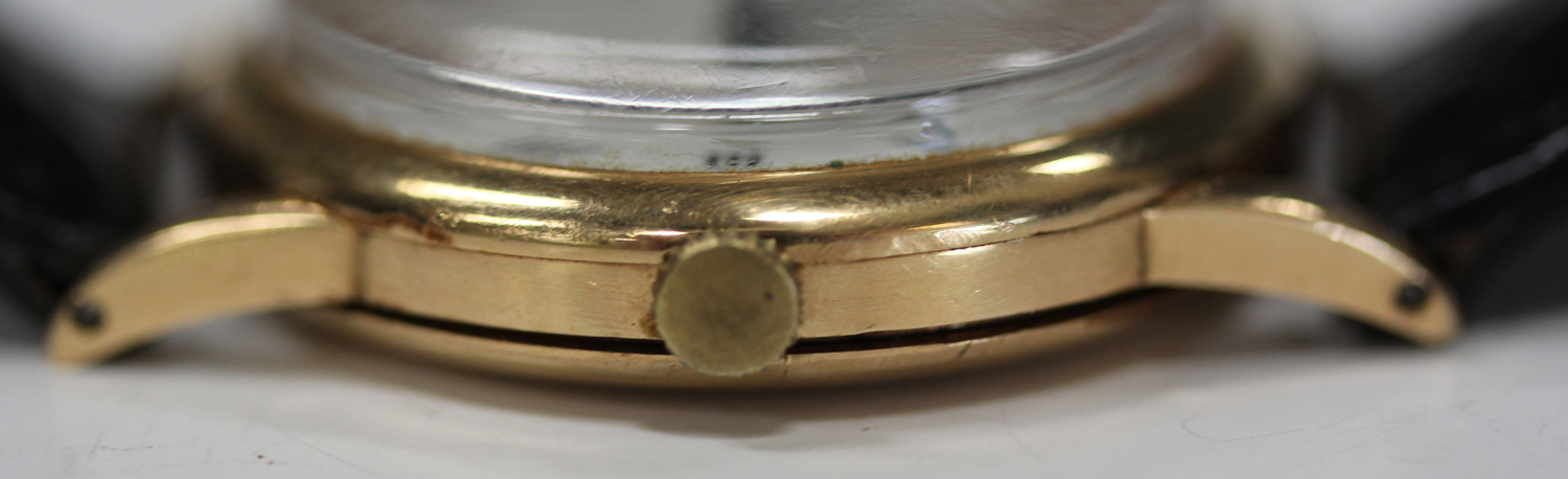 A Universal Genève 18ct gold circular cased gentleman's wristwatch, the signed dial with black Roman - Image 2 of 5