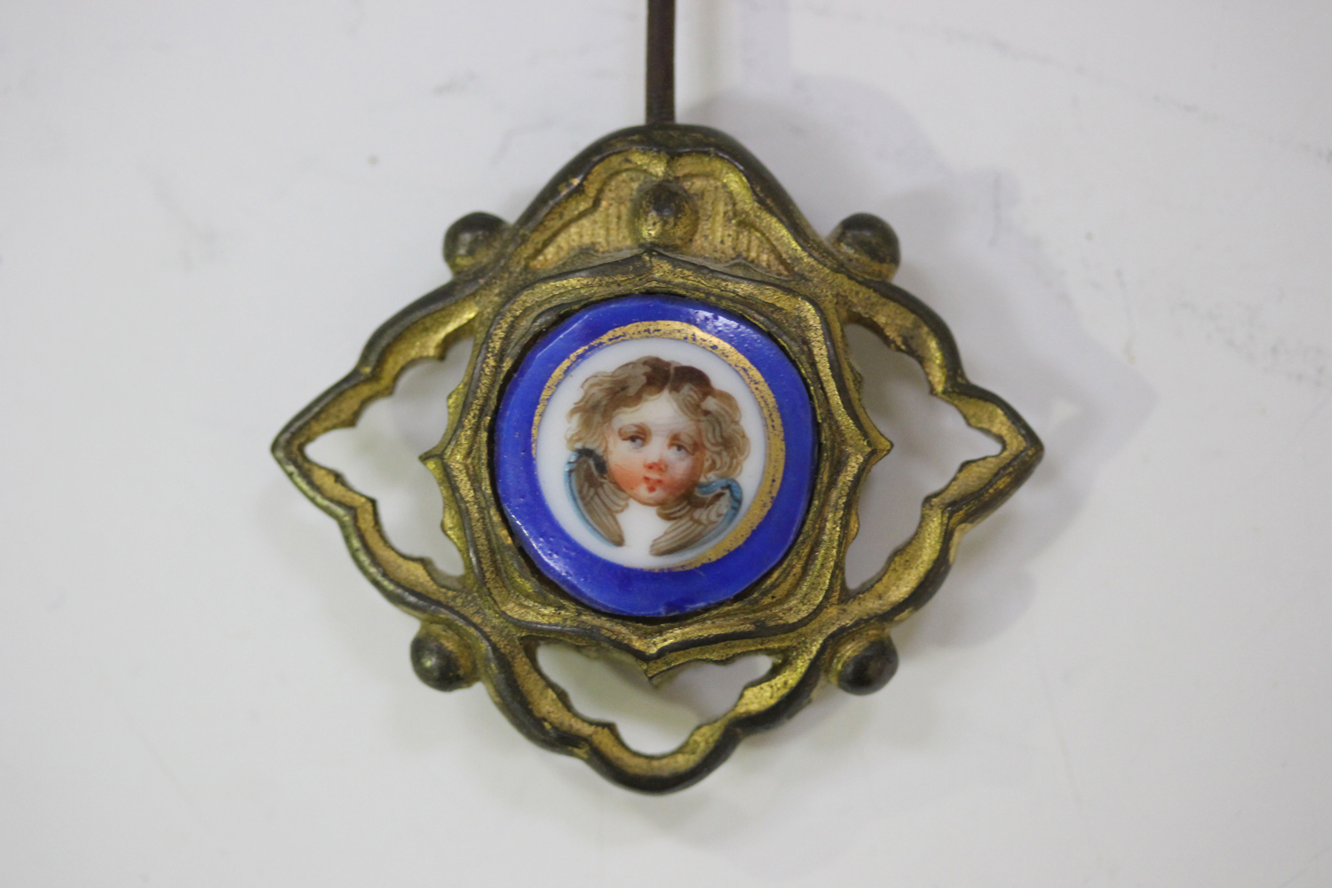 A late 19th century French gilt brass and porcelain table clock with eight day movement striking - Image 5 of 7