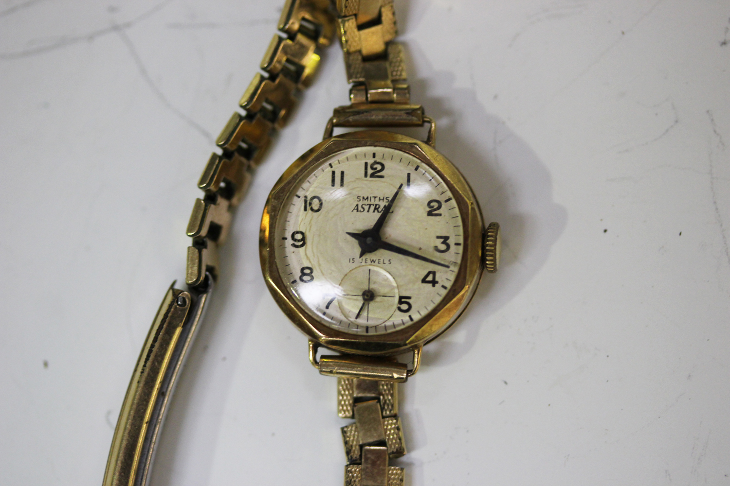 A Bébé 9ct gold circular cased lady's wristwatch, the signed silvered dial with black Arabic - Image 5 of 5