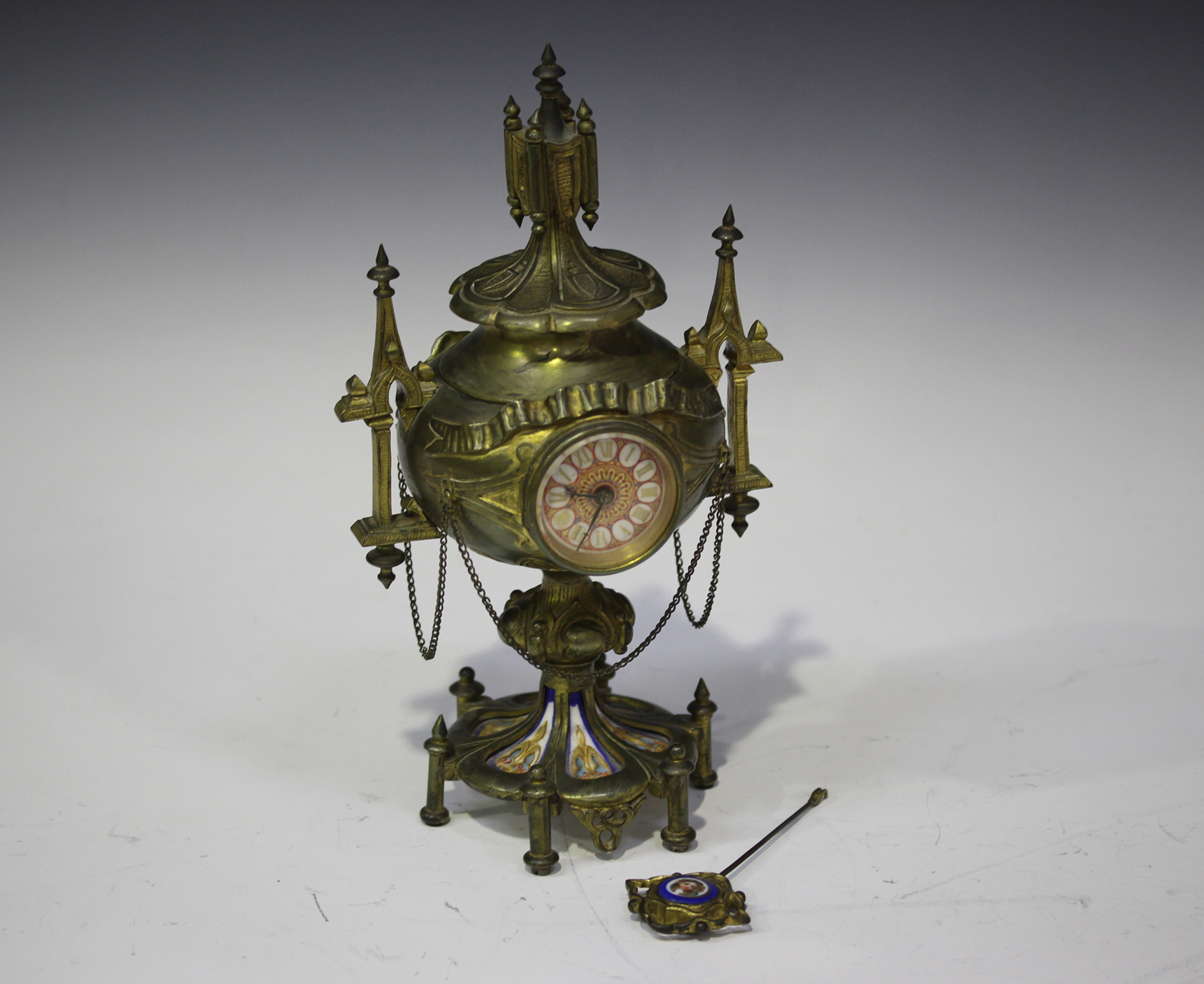 A late 19th century French gilt brass and porcelain table clock with eight day movement striking - Image 7 of 7