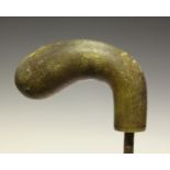 A late 19th/early 20th century rhino horn walking stick handle of curved form, length 10cm. Note: as
