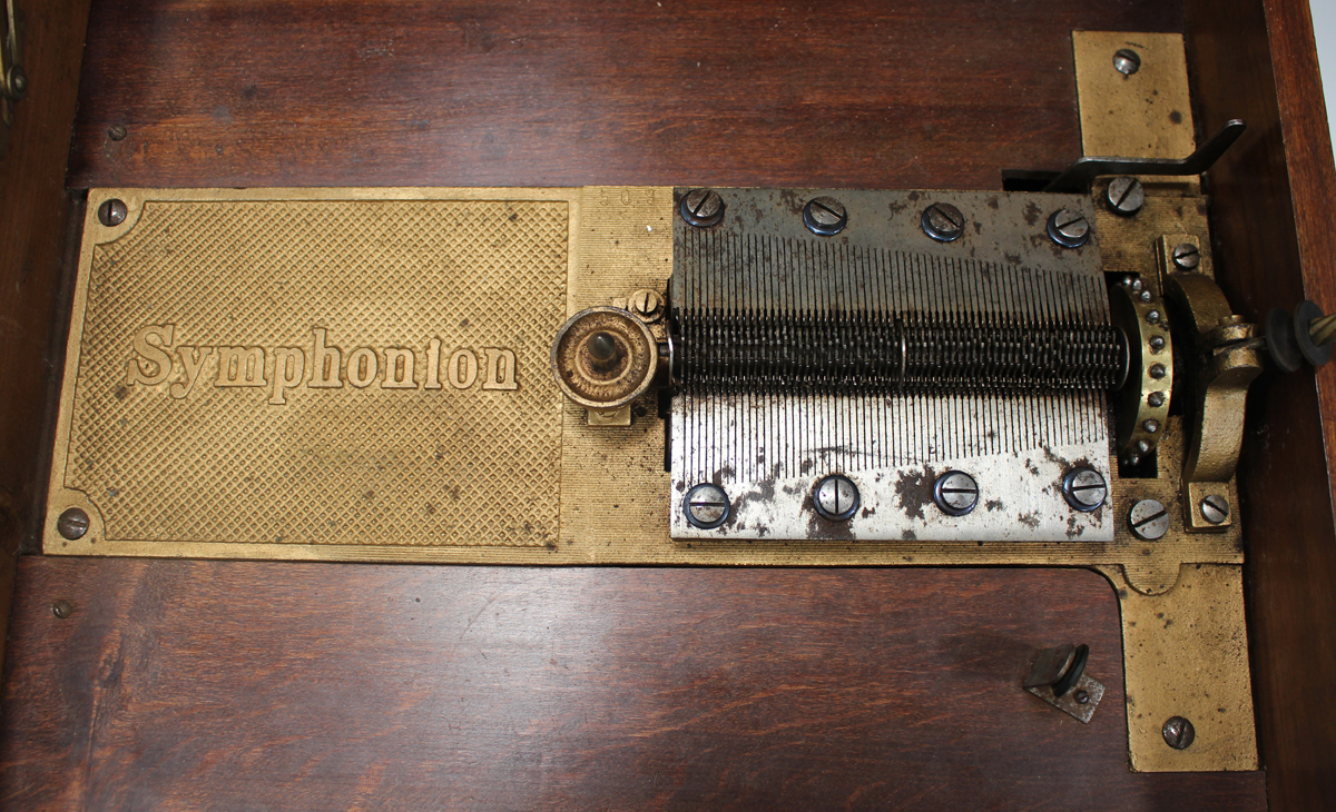 A late 19th century walnut cased Symphonium, playing 33.5cm discs, the hinged lid with transfer - Image 3 of 4