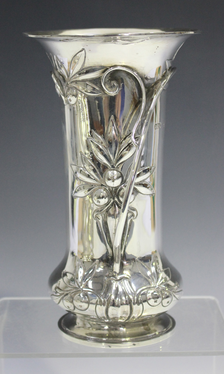 An Edwardian Arts and Crafts style silver trumpet vase, decorated in relief with leaves and berries, - Image 6 of 6