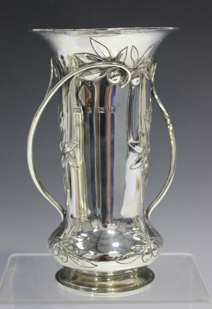 An Edwardian Arts and Crafts style silver trumpet vase, decorated in relief with leaves and berries, - Image 5 of 6