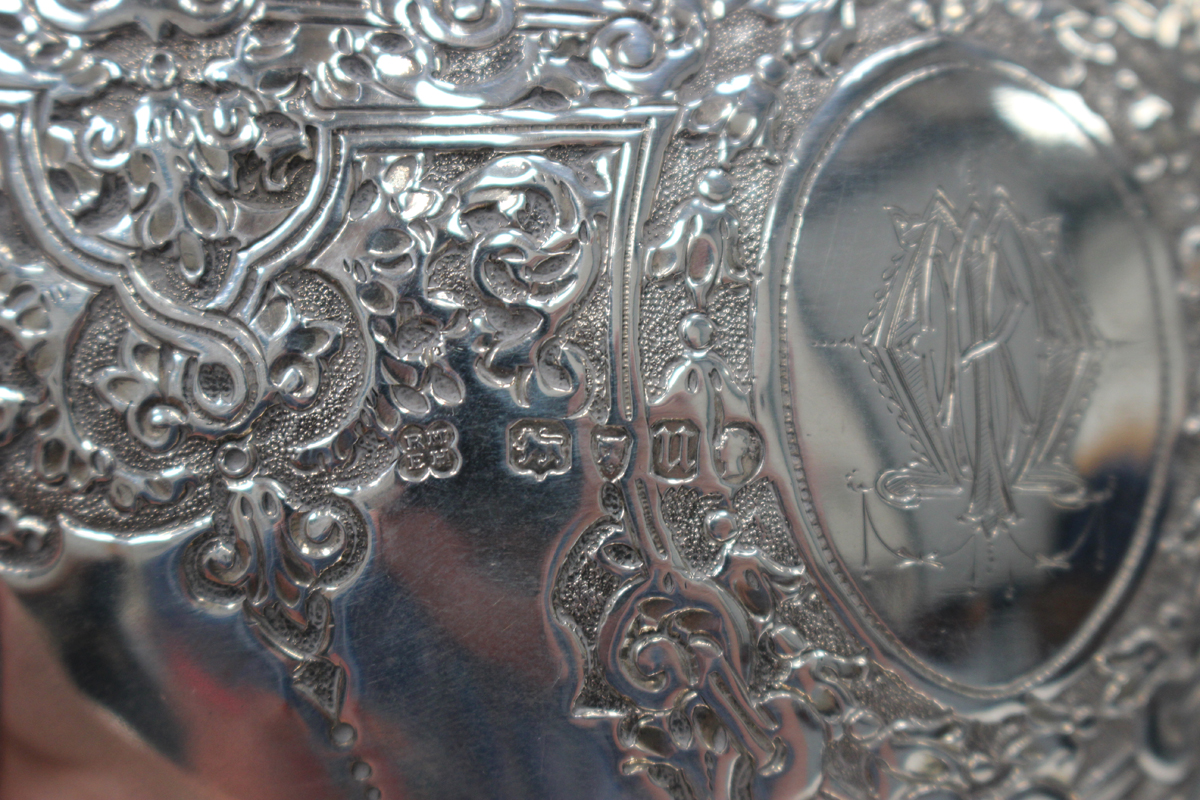 A Victorian silver oval bonbon basket, decorated with foliate scrolls and oval cartouches, with - Image 3 of 3