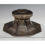 An Edwardian silver capstan inkwell of octagonal form with hinged lid and glass liner, Birmingham