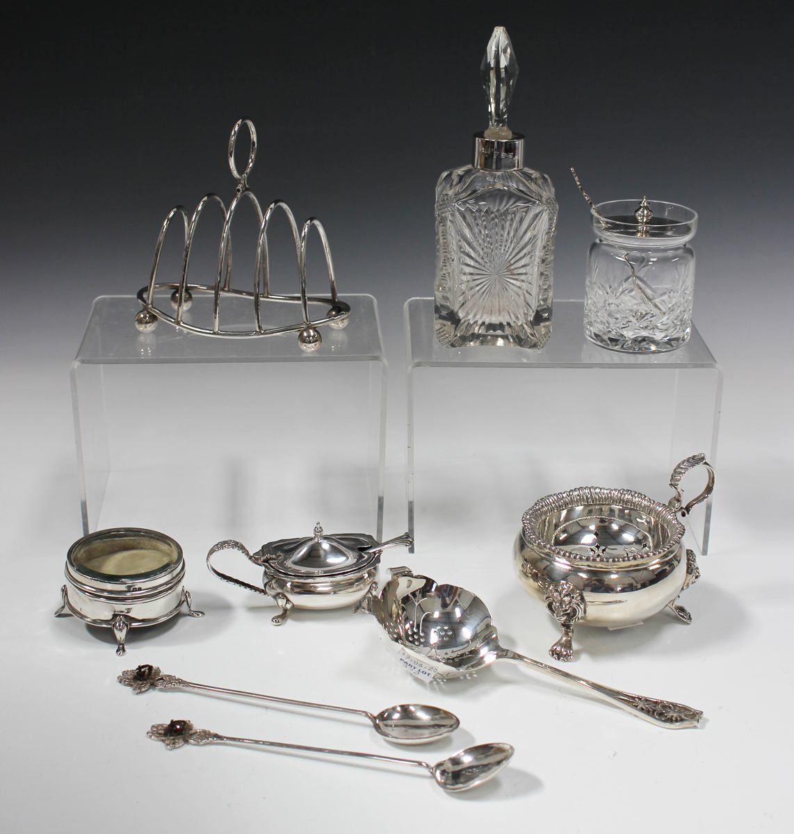 A small collection of silver items, including a tea strainer and stand, Birmingham 1974, height 7.