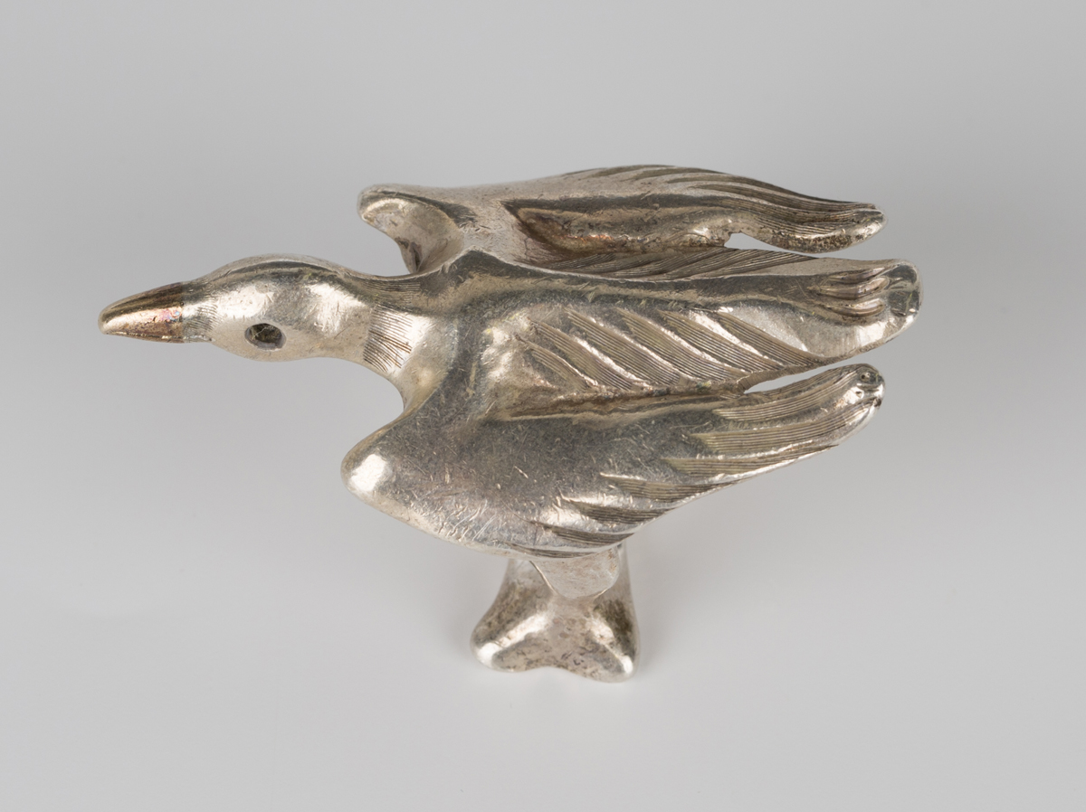 A Moshe Oved silver ring, circa 1940s, modelled as a soaring bird, detailed to base 'Soar above - Image 4 of 5