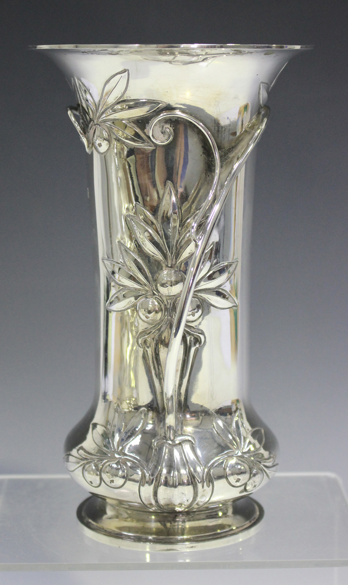 An Edwardian Arts and Crafts style silver trumpet vase, decorated in relief with leaves and berries, - Image 4 of 6