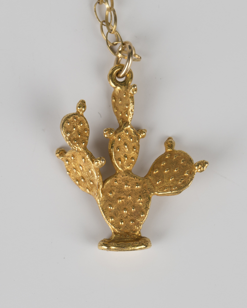 A gold pendant, designed as a cactus, detailed '14K', length 2.8cm, with a 9ct gold oval link