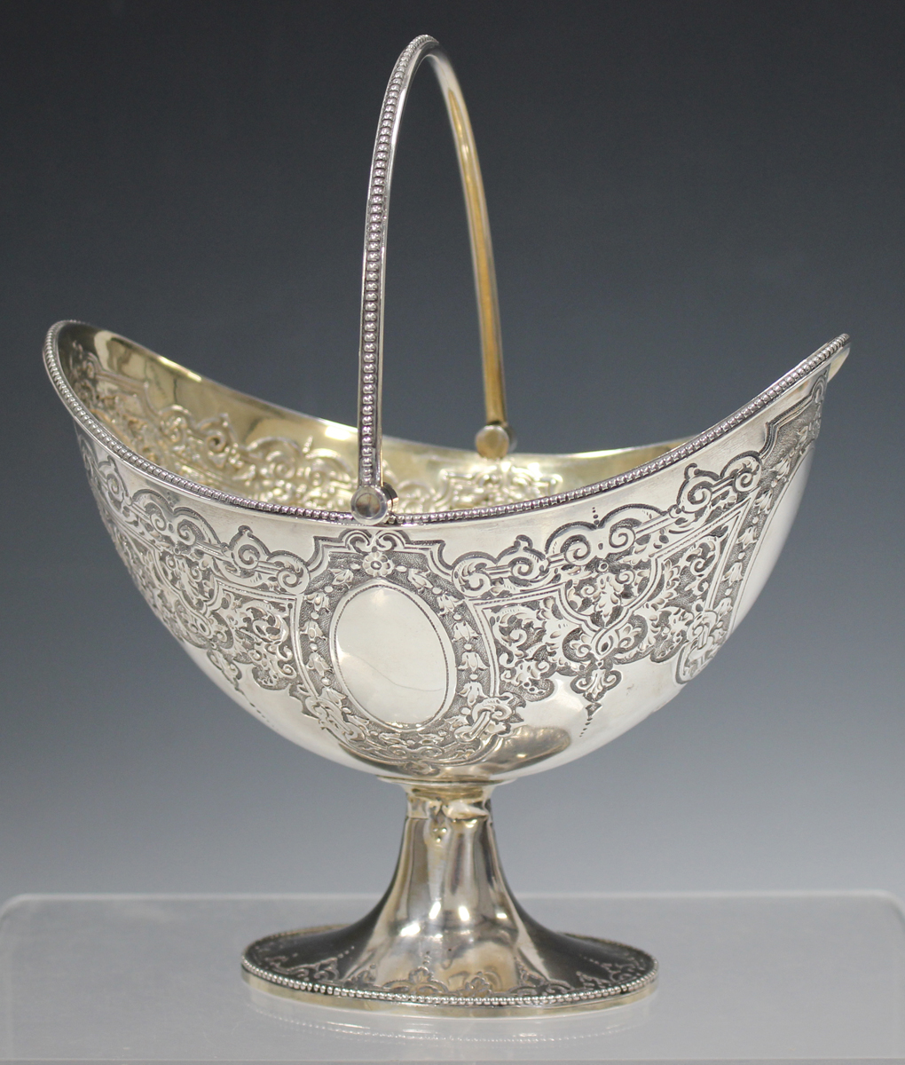 A Victorian silver oval bonbon basket, decorated with foliate scrolls and oval cartouches, with - Image 2 of 3