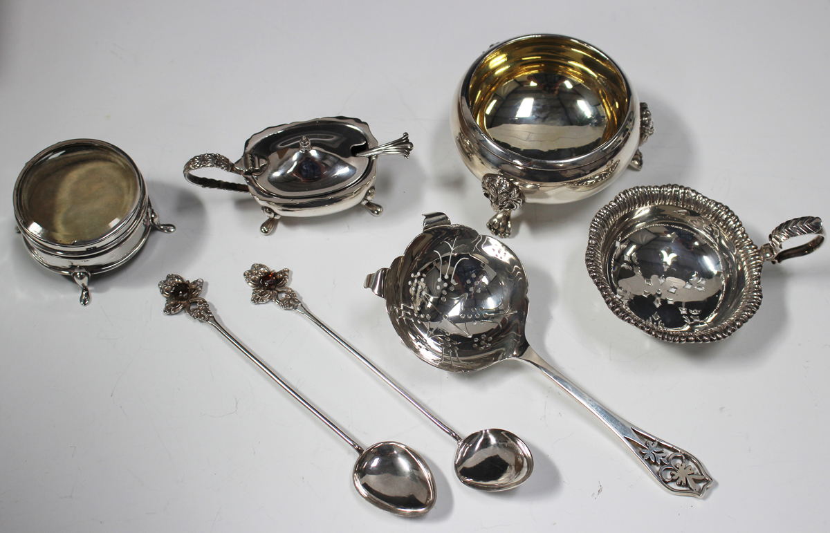 A small collection of silver items, including a tea strainer and stand, Birmingham 1974, height 7. - Image 3 of 3