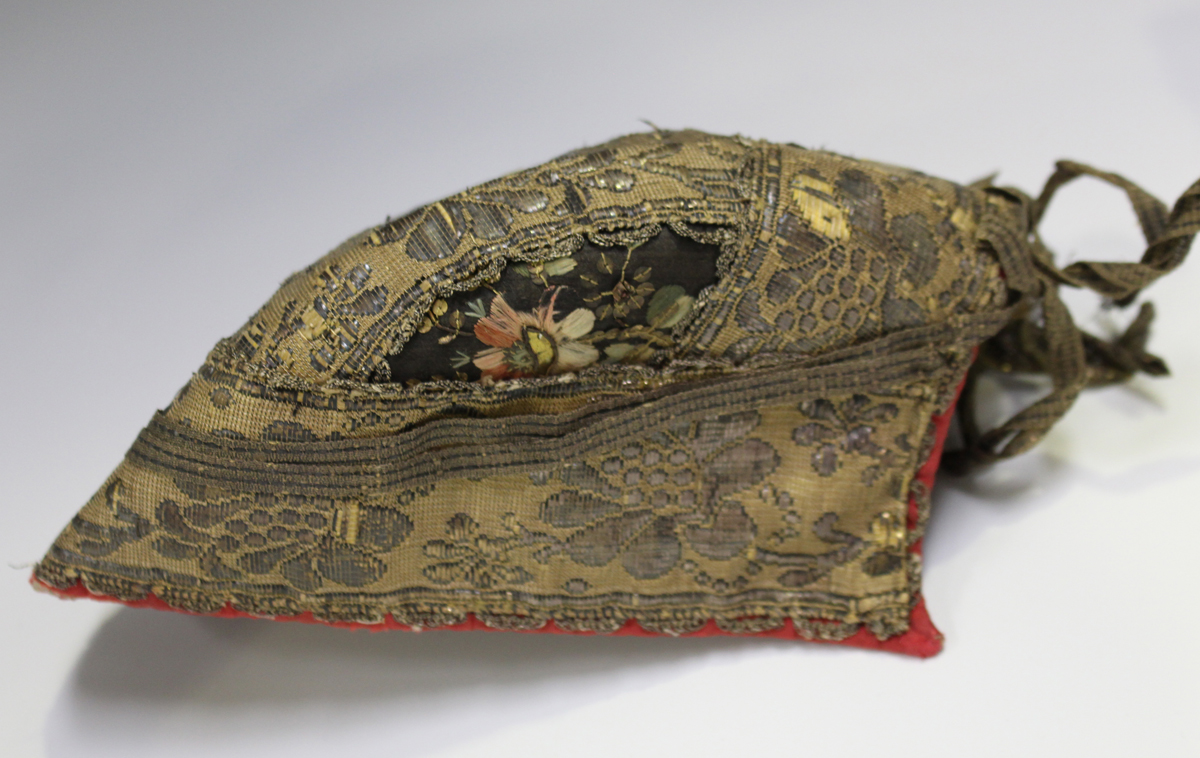 A late 18th/early 19th century German silver and gilt thread gentleman's wedding cap, bearing - Image 4 of 4