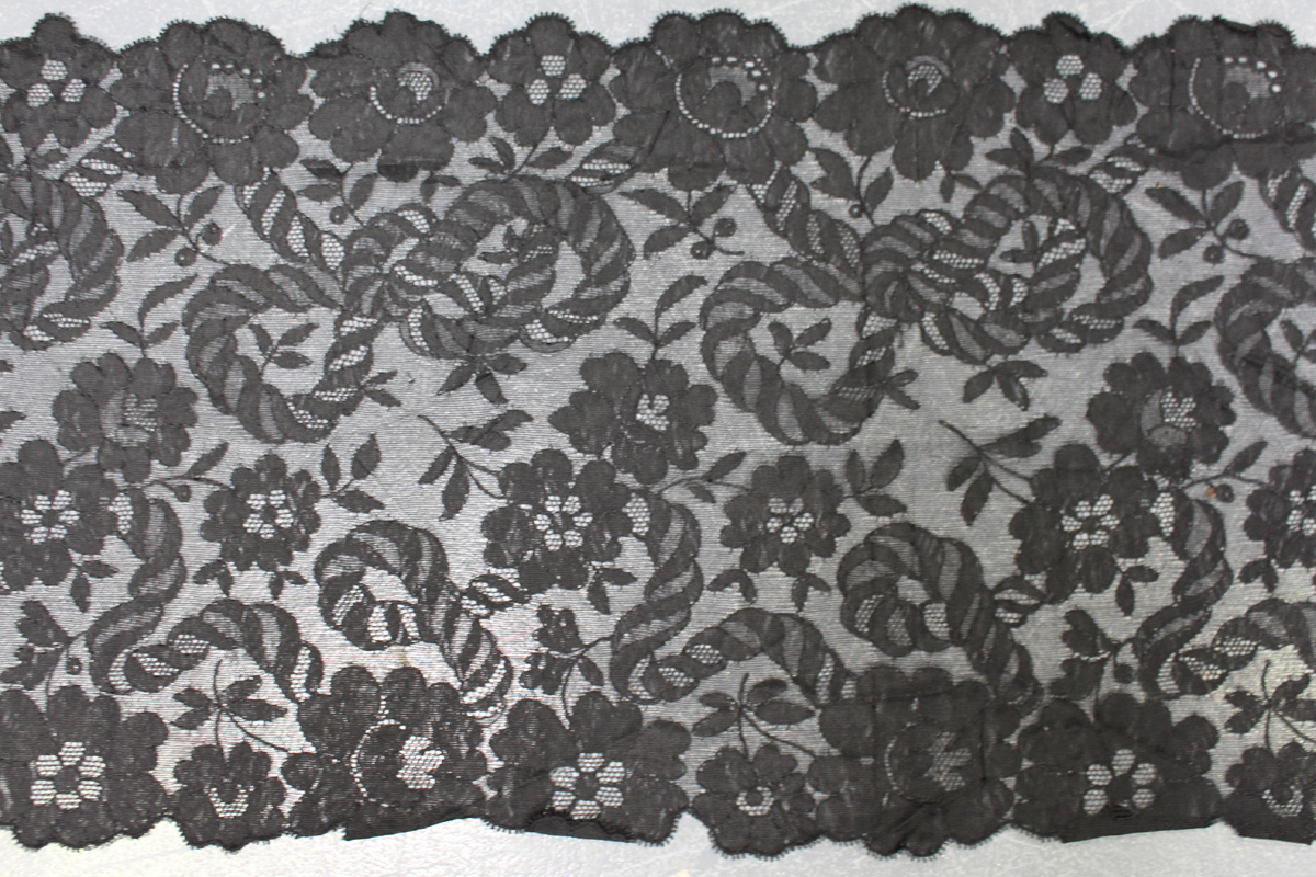 A late 19th/early 20th century Chantilly black lace scarf, finely worked with overall entwined - Image 3 of 4