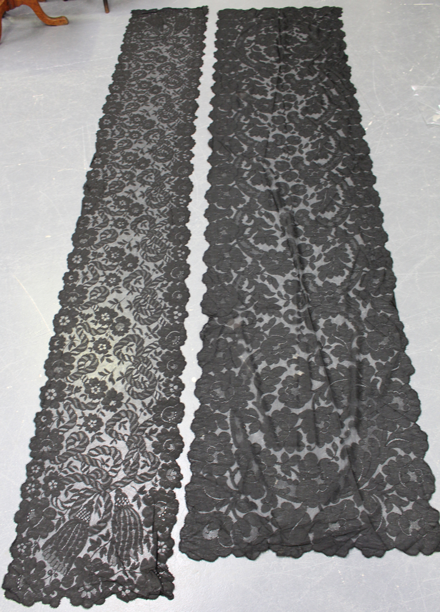 A late 19th/early 20th century Chantilly black lace scarf, finely worked with overall entwined - Image 4 of 4