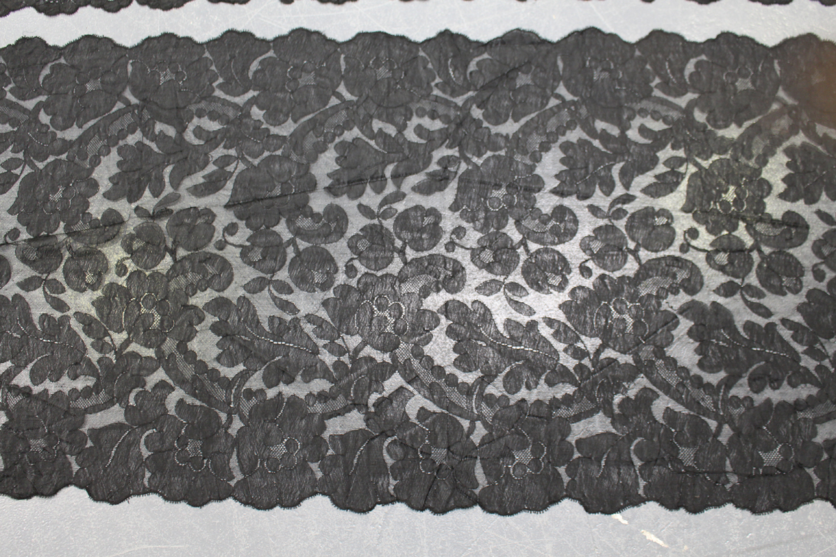A late 19th/early 20th century Chantilly black lace scarf, finely worked with overall entwined - Image 2 of 4