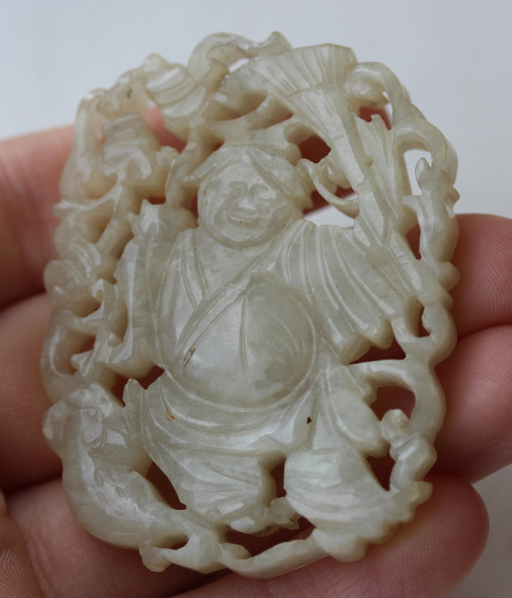 A Chinese pale celadon jade pendant, probably late Qing dynasty, carved and pierced to each side - Image 7 of 10