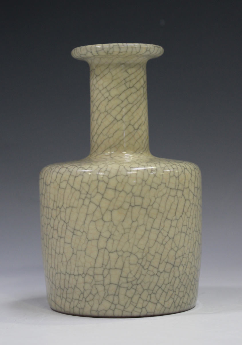 A Chinese Guan-type crackle glazed stoneware mallet-shaped vase, the cylindrical body with narrow - Image 5 of 5