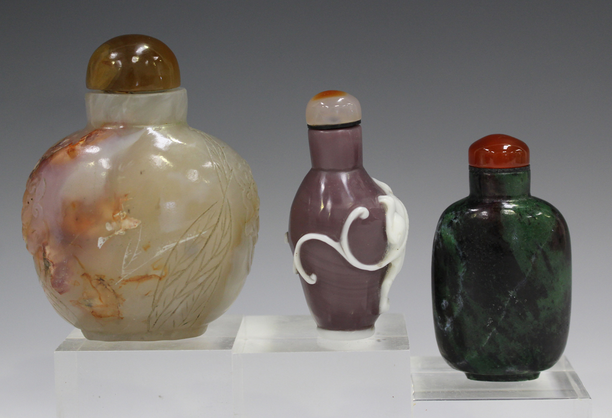 A Chinese green and black variegated hardstone snuff bottle, 20th century, of rounded form, height - Image 14 of 22