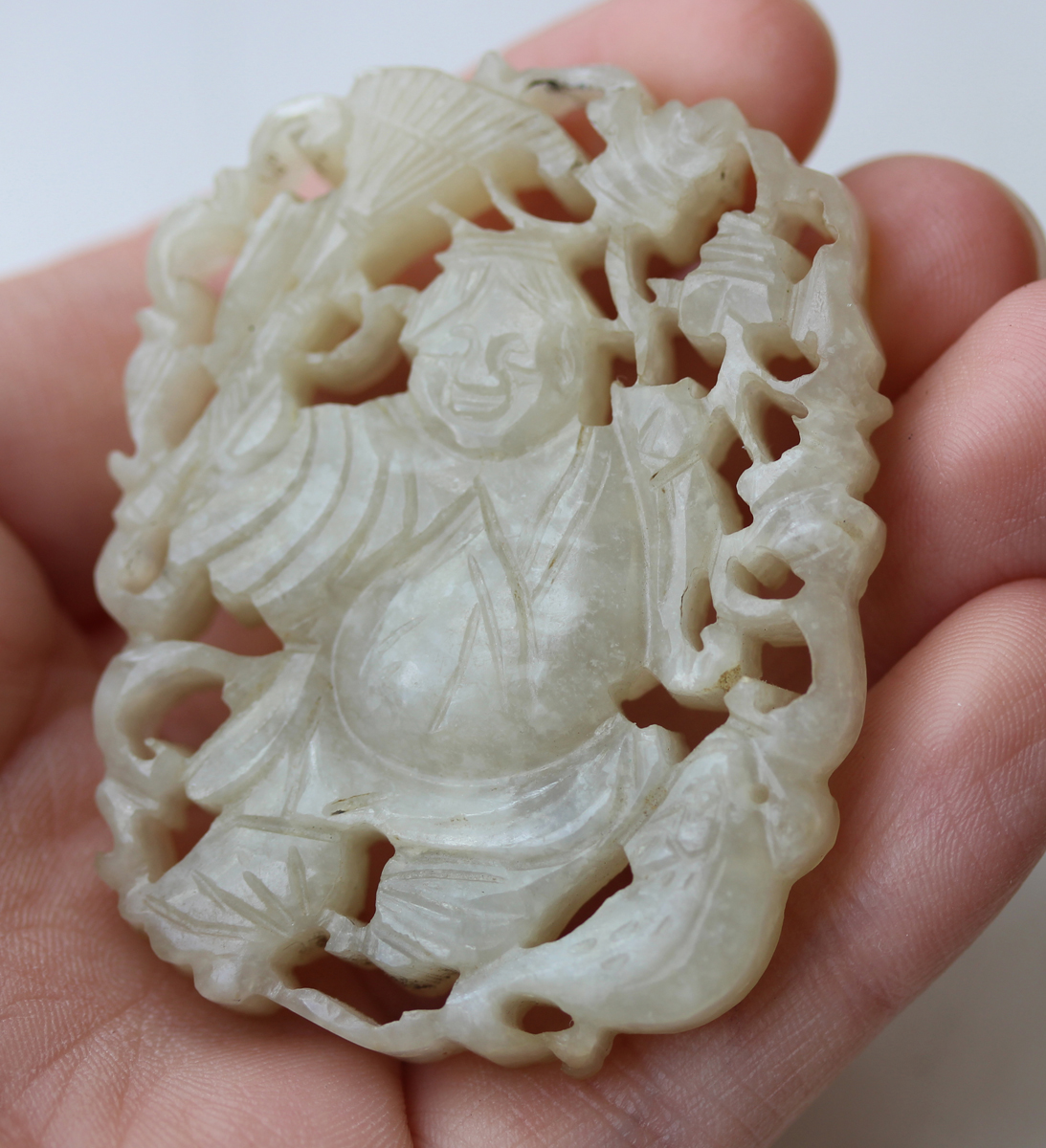 A Chinese pale celadon jade pendant, probably late Qing dynasty, carved and pierced to each side - Image 6 of 10