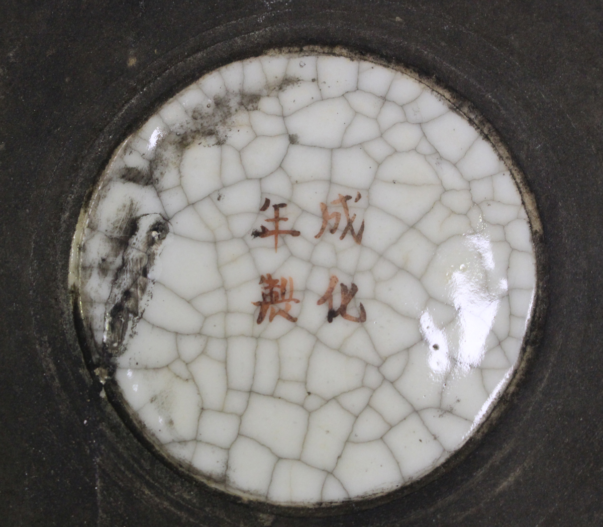 A Chinese crackle glazed porcelain circular bowl, 20th century, painted with iron red and green - Image 3 of 18