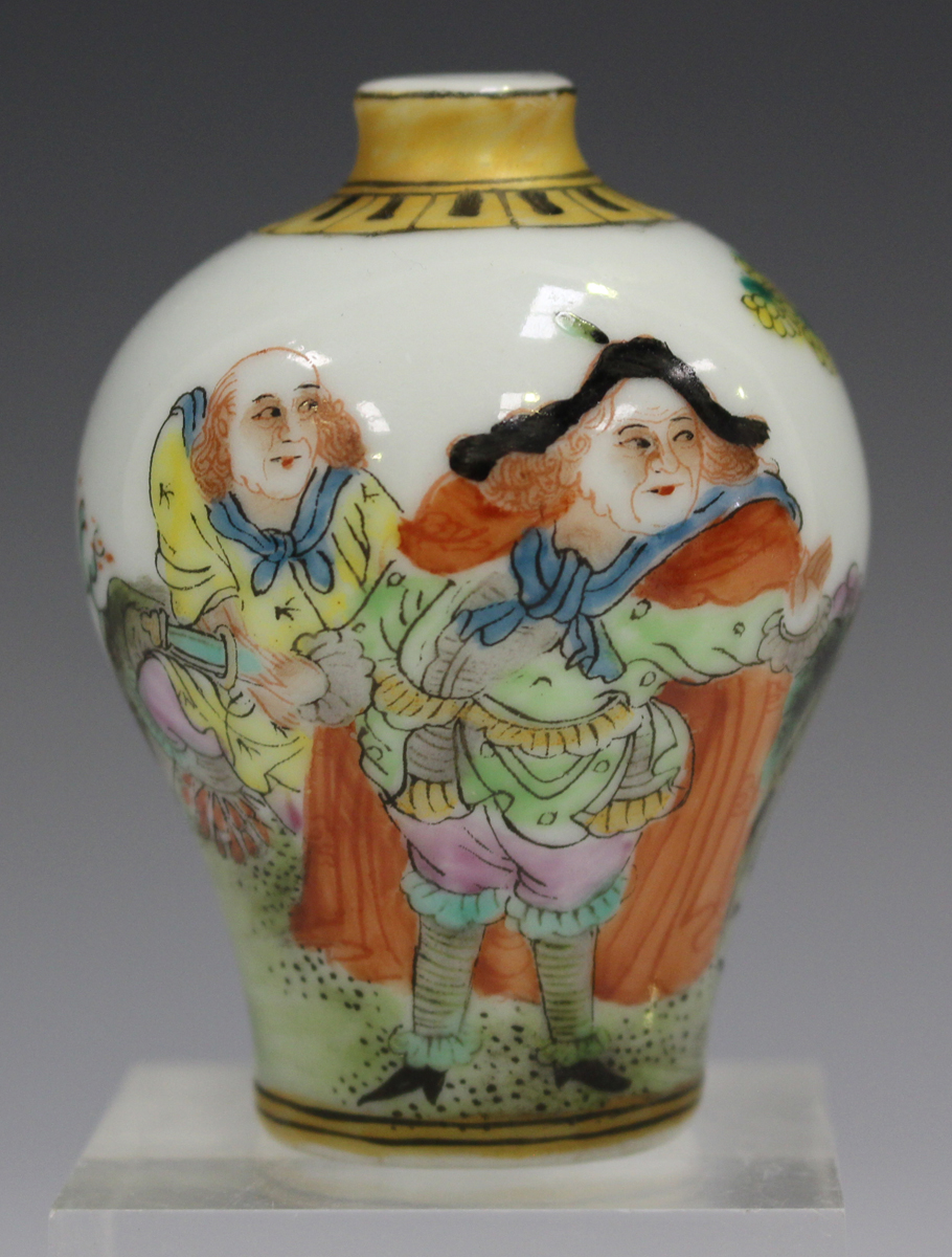 A Chinese green and black variegated hardstone snuff bottle, 20th century, of rounded form, height - Image 9 of 22
