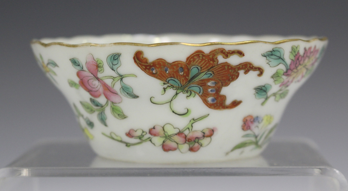 A small group of Chinese export porcelain, 18th century, including a 'clobbered' blue and white - Image 16 of 20