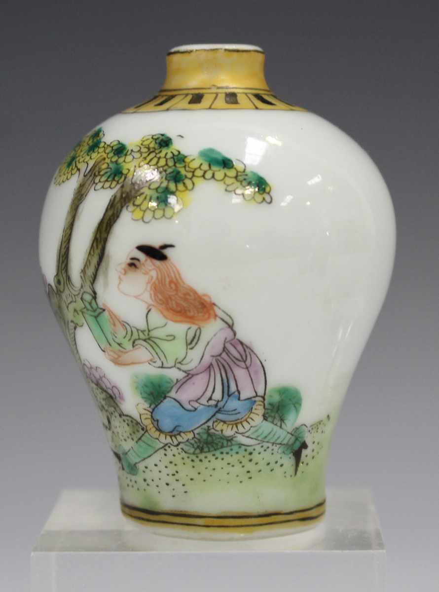 A Chinese green and black variegated hardstone snuff bottle, 20th century, of rounded form, height - Image 8 of 22