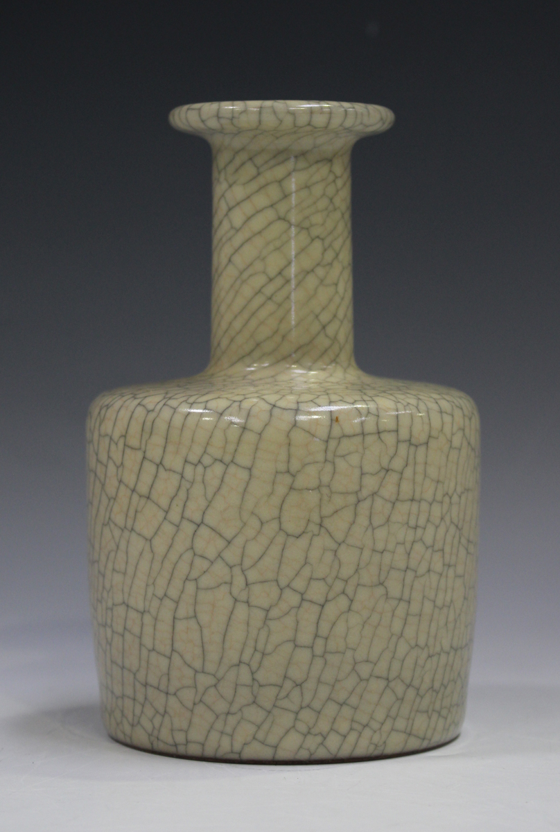 A Chinese Guan-type crackle glazed stoneware mallet-shaped vase, the cylindrical body with narrow