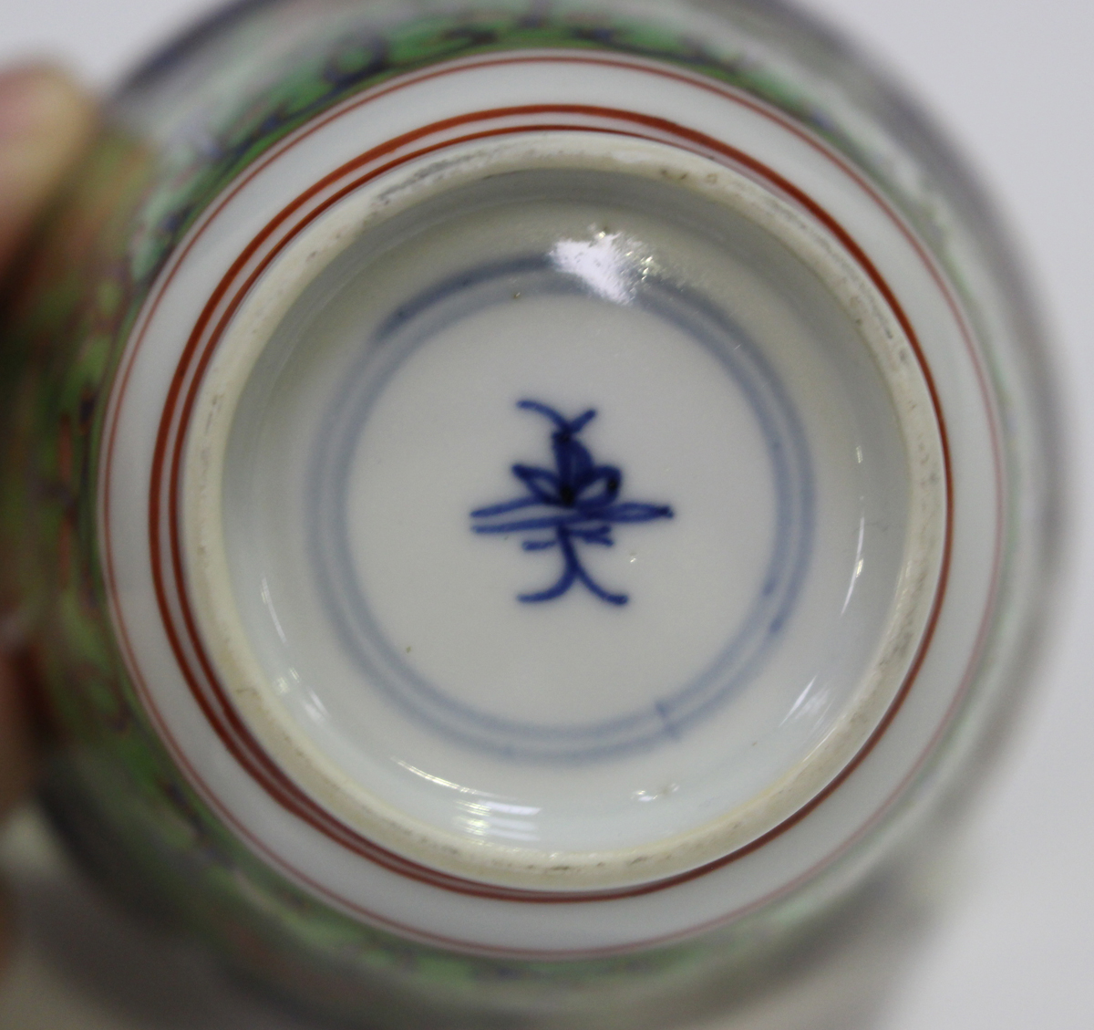 A small group of Chinese export porcelain, 18th century, including a 'clobbered' blue and white - Image 17 of 20
