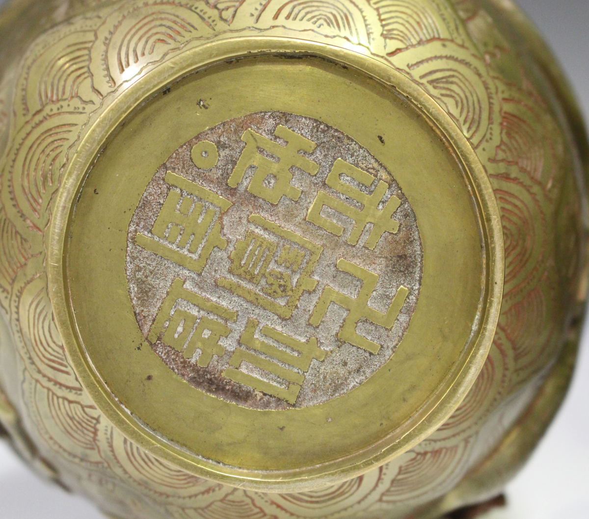 A Chinese crackle glazed porcelain circular bowl, 20th century, painted with iron red and green - Image 6 of 18