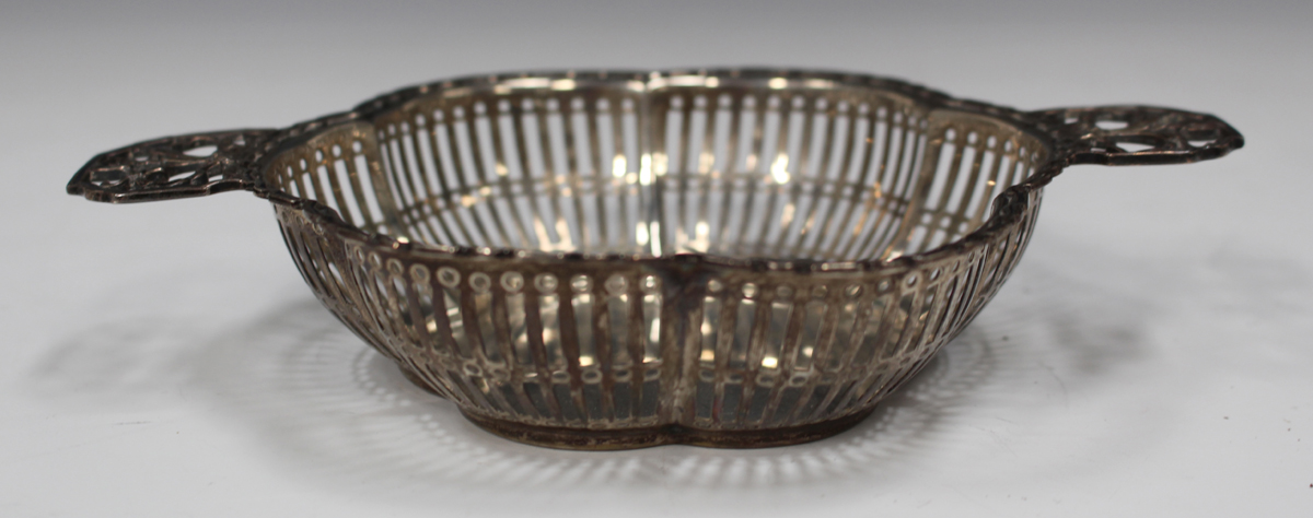 A George V silver two-handled bonbon dish with pierced sides, Birmingham 1922, width across - Image 4 of 5