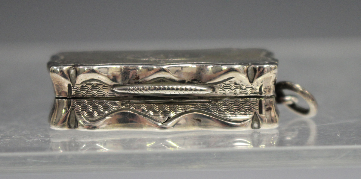 A Victorian silver vinaigrette of shaped rectangular outline with engraved decoration, the gilt - Image 4 of 5