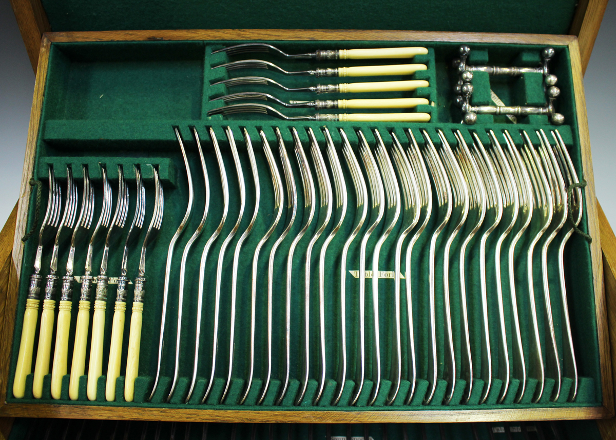 An Edwardian canteen of plated Old English pattern cutlery by Alexander Clark Co Ltd, comprising - Image 4 of 5